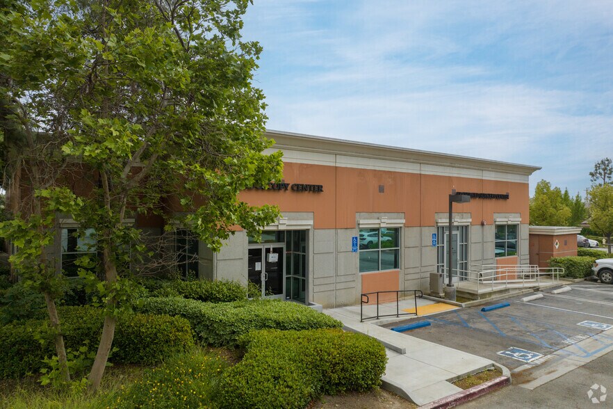 9674 Archibald Ave, Rancho Cucamonga, CA à vendre - Photo du bâtiment - Image 2 de 6