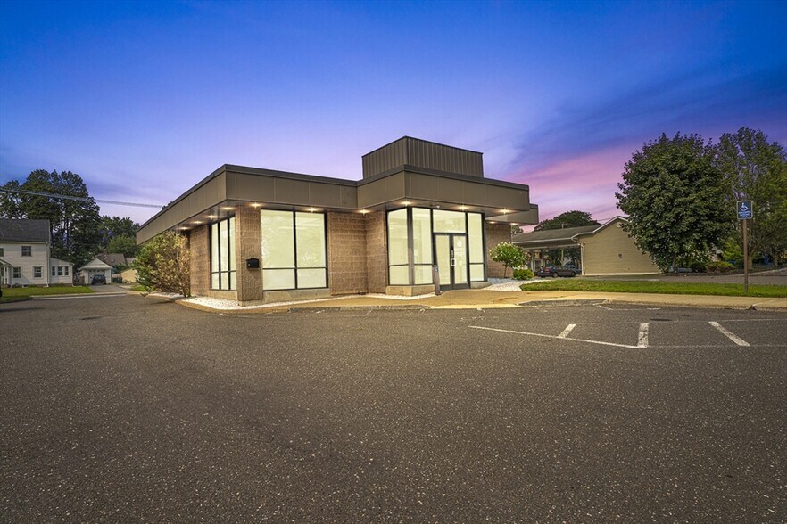 596 South St, Holyoke, MA à vendre - Photo du bâtiment - Image 1 de 21