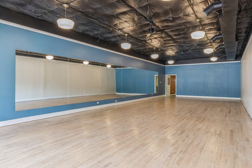207 W Northwest Hwy, Barrington, IL for lease - Interior Photo - Image 2 of 8