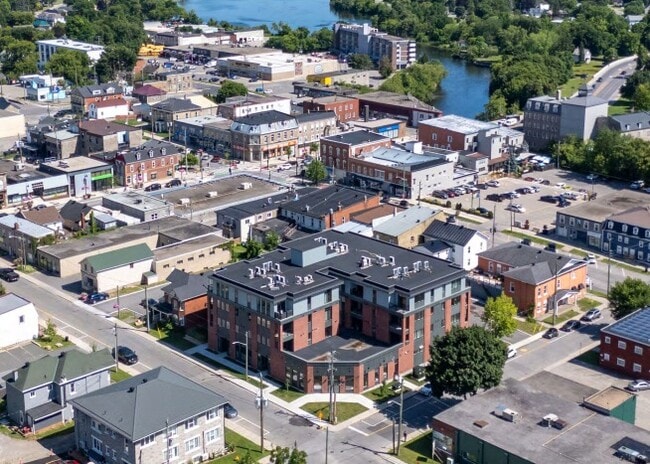 Plus de détails pour 7 Maple Av, Smiths Falls, ON - Commerce de détail à louer