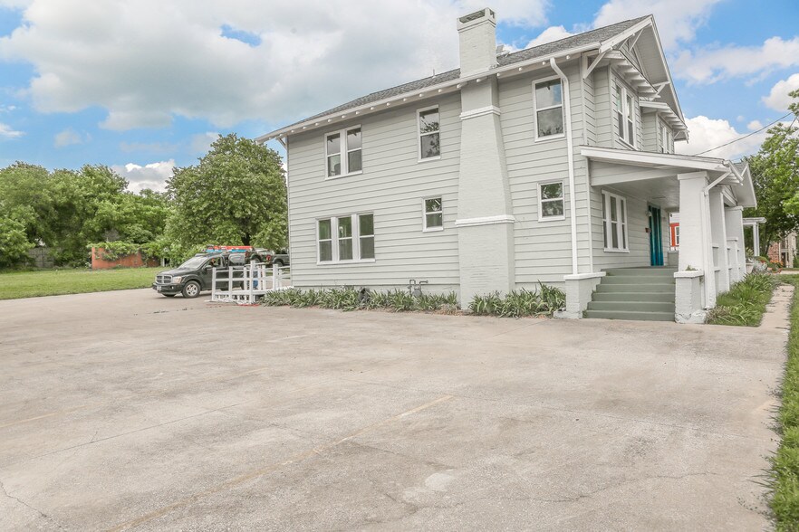 209 E University Dr, Denton, TX à louer - Photo du bâtiment - Image 3 de 26