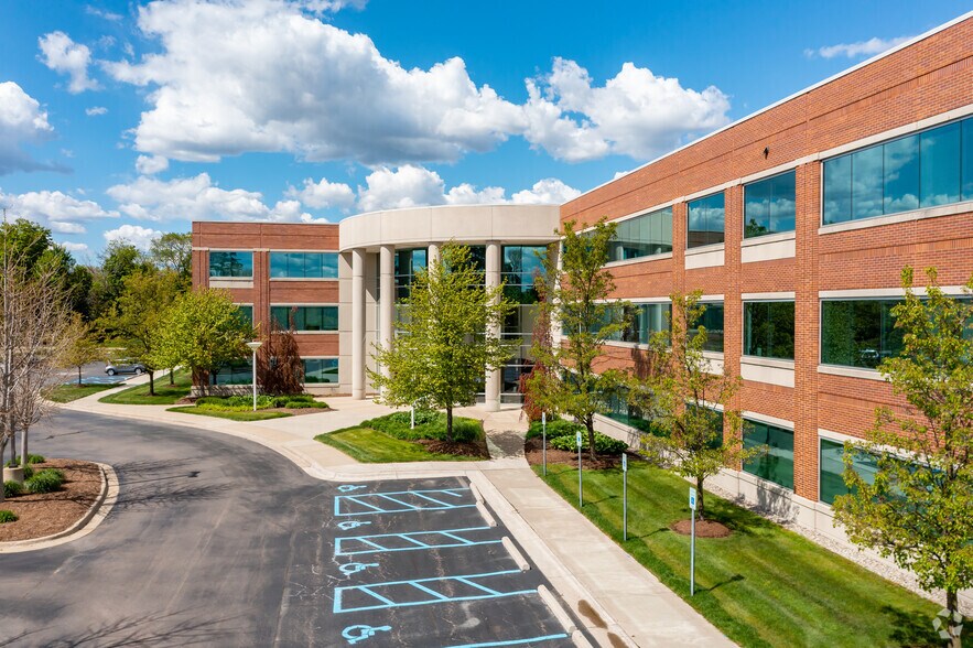 27555 Executive Dr, Farmington Hills, MI à louer - Photo du bâtiment - Image 2 de 10