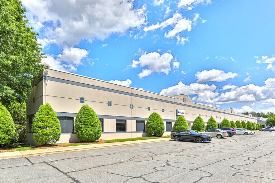 3140 Yorkmont Rd, Charlotte, NC à louer - Photo du bâtiment - Image 1 de 5