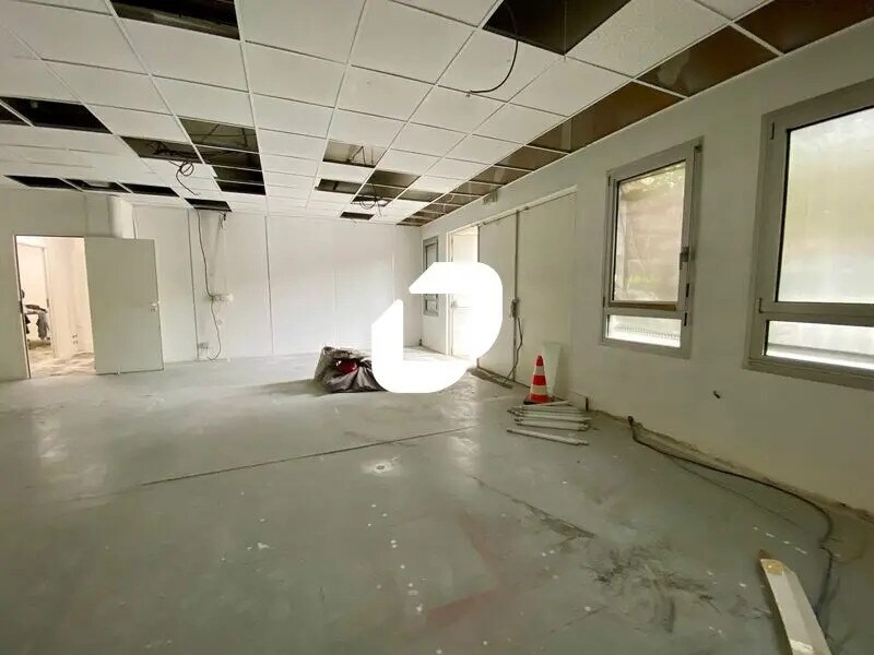 Office in Clichy for lease Building Photo- Image 1 of 16