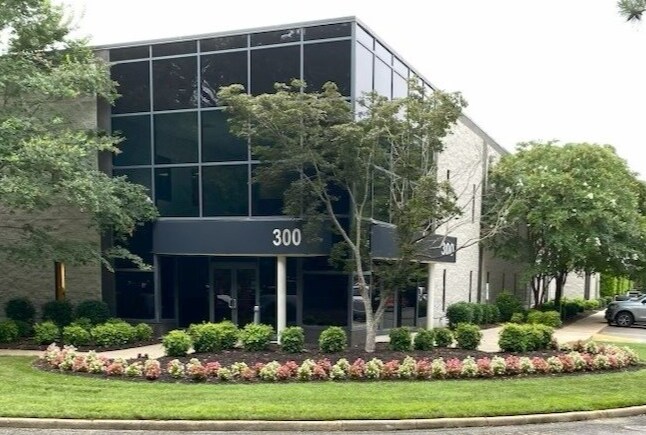 300-344 McLaws Cir, Williamsburg, VA for lease - Building Photo - Image 1 of 2