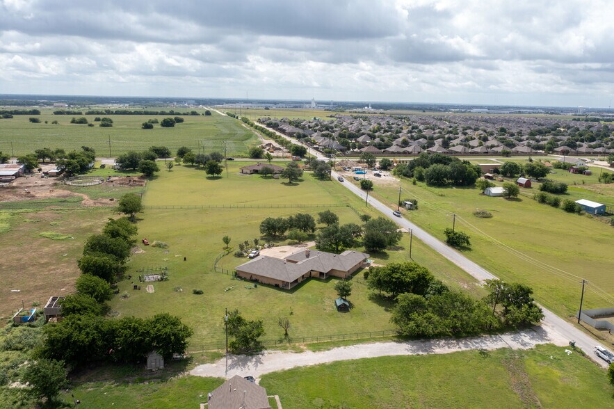 2075 Marshall Rd, Waxahachie, TX à vendre - Photo du bâtiment - Image 2 de 8