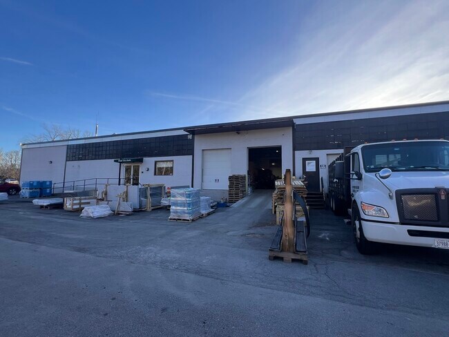 Plus de détails pour 102 Fairview Park Dr, Elmsford, NY - Industriel à louer