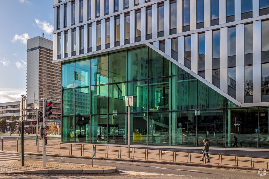 55 Place Nelson Mandela, Nanterre à louer - Photo du bâtiment - Image 3 de 4