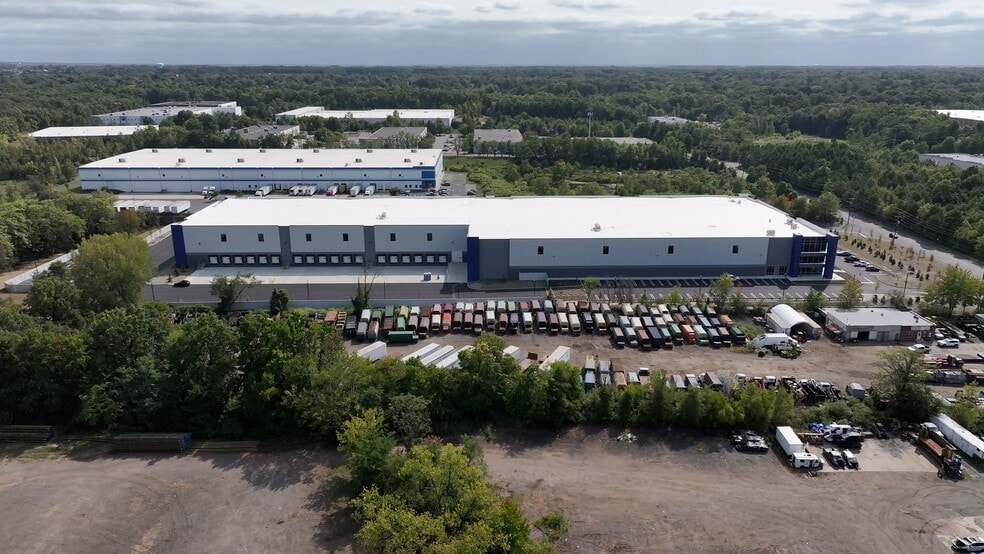 15 Harts Ln, East Brunswick, NJ à louer - Photo du bâtiment - Image 3 de 8