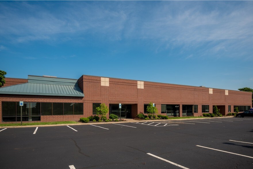 650 Louis Dr, Warminster Township, PA for lease - Building Photo - Image 1 of 3