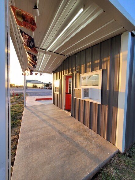101 W Main St, Geronimo, OK à vendre - Photo du bâtiment - Image 3 de 10