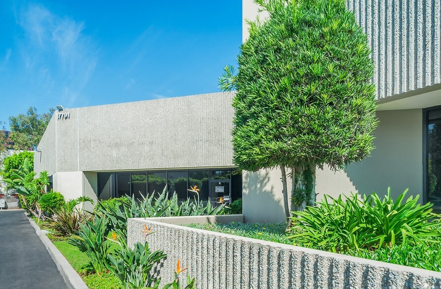 17781-17791 Mitchell Ave N, Irvine, CA à louer - Photo du bâtiment - Image 3 de 6