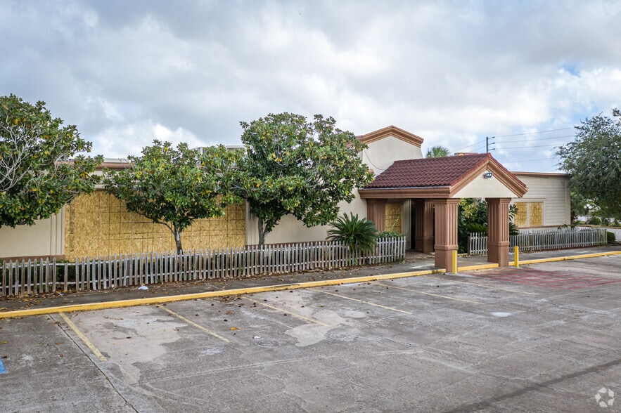 925 Highway 332, Lake Jackson, TX for sale - Building Photo - Image 2 of 22