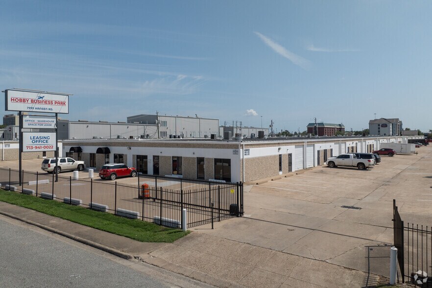 7999 Hansen Rd, Houston, TX à louer - Photo du bâtiment - Image 1 de 18