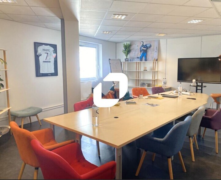 Office in Montreuil for lease - Interior Photo - Image 1 of 7