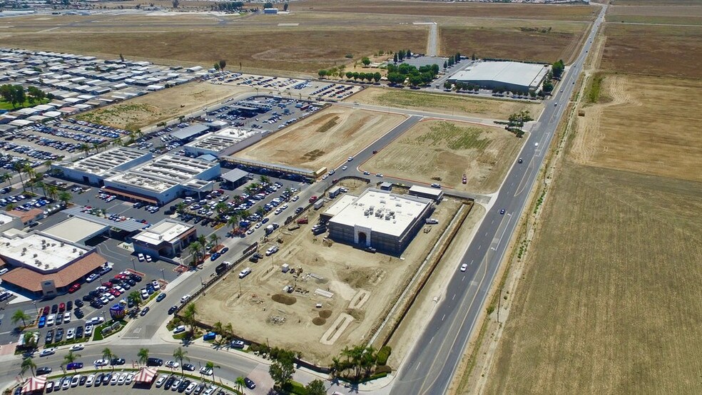 Warren Rd & Auto Mall Dr, Hemet, CA à vendre - Aérien - Image 3 de 7