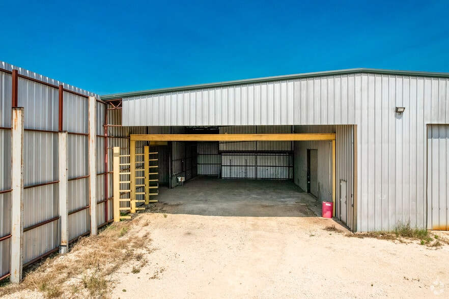 8593 FM 1101, Seguin, TX for lease - Building Photo - Image 2 of 4