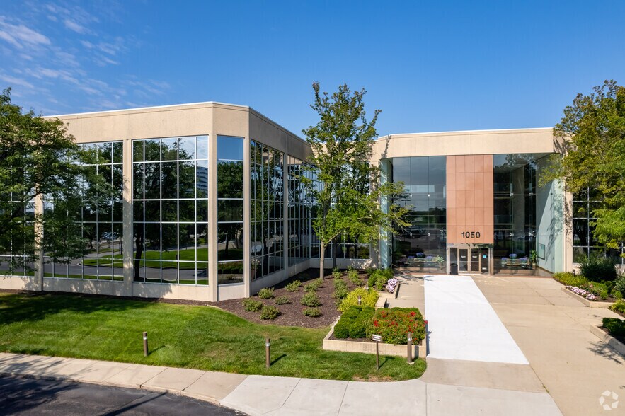 1050 Wilshire Dr, Troy, MI à louer - Photo du bâtiment - Image 3 de 6