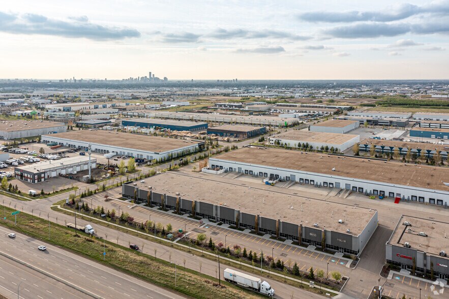 4004-4124 51 Av NW, Edmonton, AB à louer - Aérien - Image 2 de 4