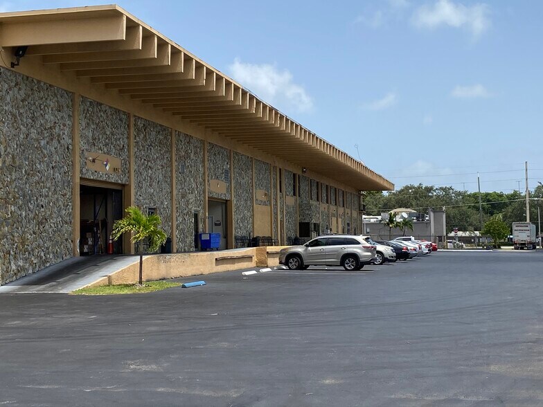 6245 N Powerline Rd, Fort Lauderdale, FL à louer - Photo du bâtiment - Image 3 de 15