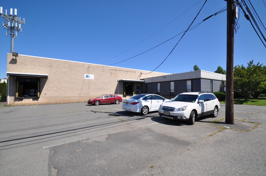65 Commerce Rd, Carlstadt, NJ à louer - Photo du bâtiment - Image 2 de 3