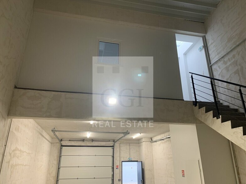Flex in Fleurieu-sur-Saône for lease - Interior Photo - Image 2 of 8