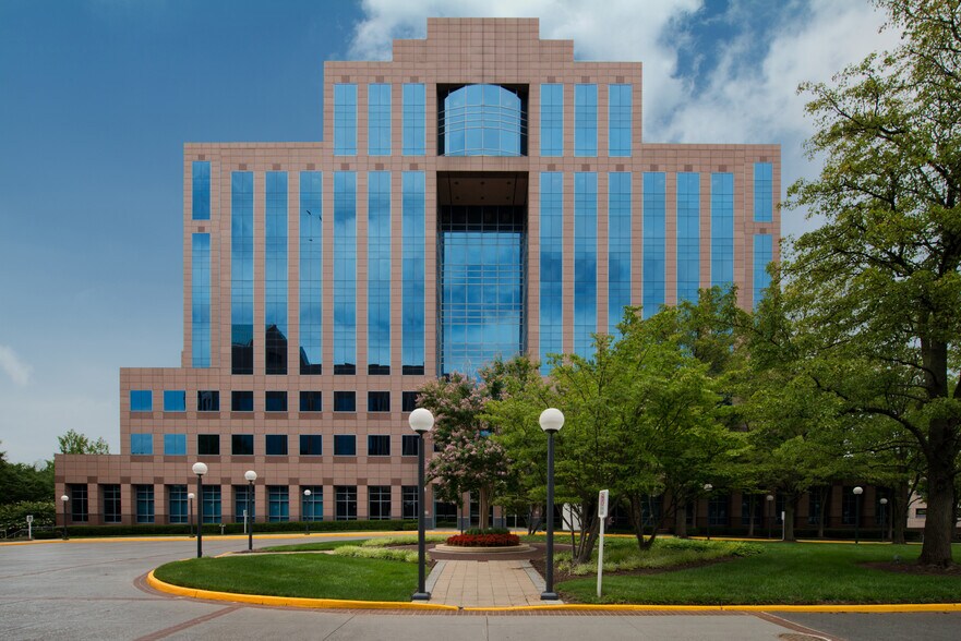 2340 Dulles Corner Blvd, Herndon, VA à louer - Photo du bâtiment - Image 1 de 8