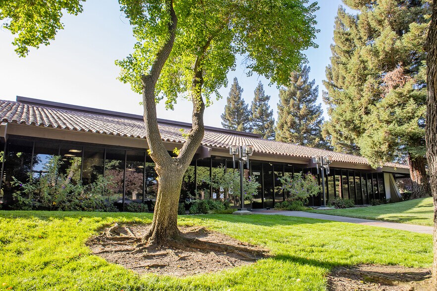 10933 Trade Center Dr, Rancho Cordova, CA à louer - Photo du bâtiment - Image 1 de 2