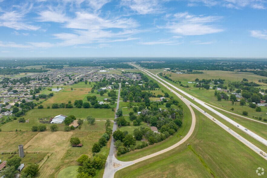 12734 N 135th Ave E, Collinsville, OK à vendre - Photo du bâtiment - Image 2 de 23