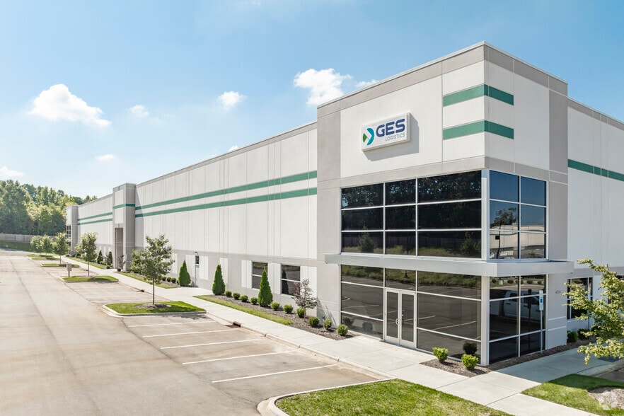 4330 Silverpark Dr, Charlotte, NC for lease - Building Photo - Image 2 of 14