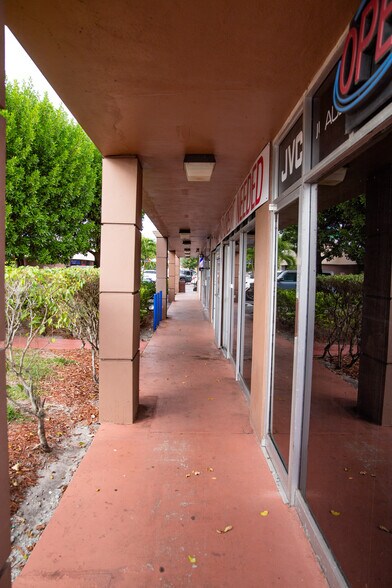 1000-1042 S Military Trl, West Palm Beach, West Palm Beach, FL for sale - Building Photo - Image 3 of 10
