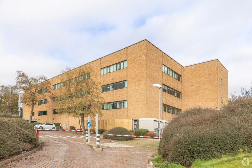 Manton Ln, Bedford à vendre - Photo principale - Image 1 de 7