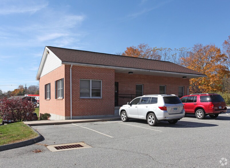 31 Halls Hill Rd, Colchester, CT à louer - Photo du bâtiment - Image 2 de 2