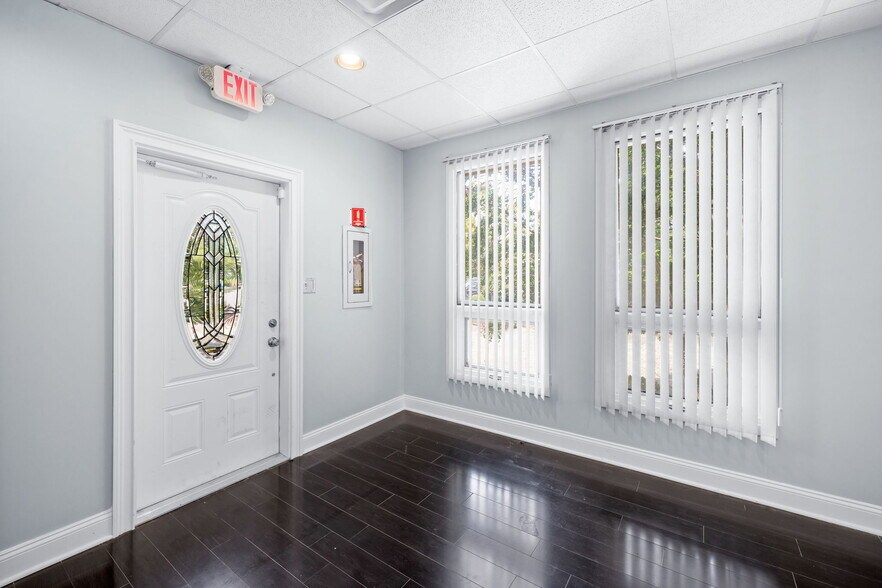 1152 Executive Cir, Cary, NC à louer - Photo du bâtiment - Image 2 de 19