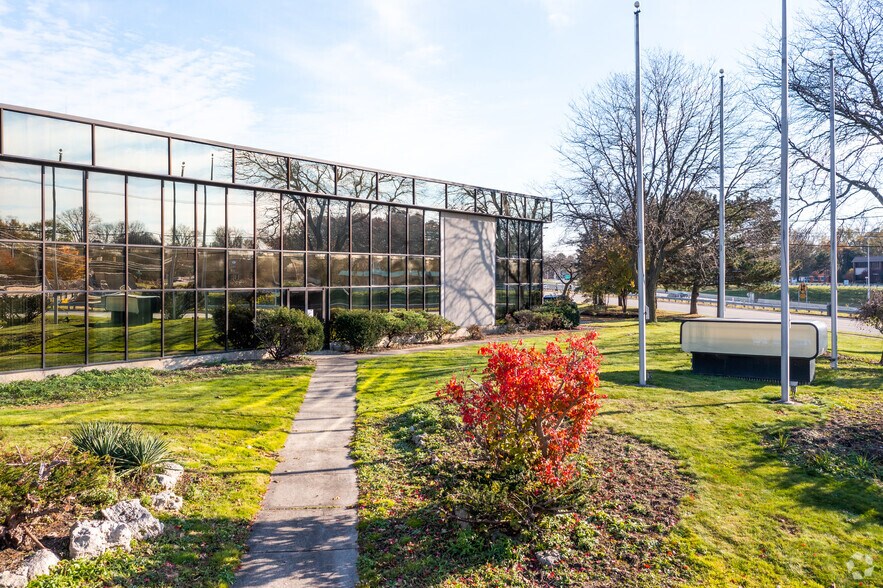 23800 Northwestern Hwy, Southfield, MI à louer - Photo du bâtiment - Image 1 de 7