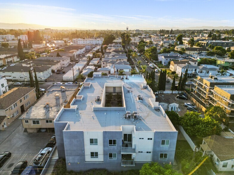 6320 Beck Ave, North Hollywood, CA à vendre - Photo du bâtiment - Image 2 de 26