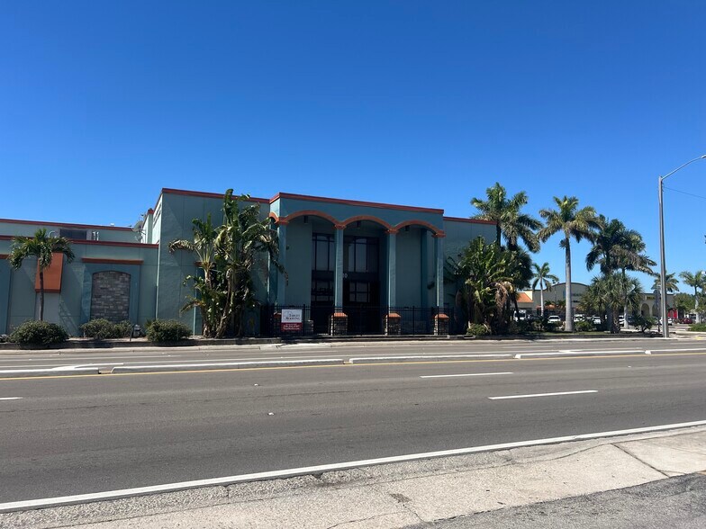 3210 Cleveland Ave, Fort Myers, FL à vendre - Photo du bâtiment - Image 2 de 5