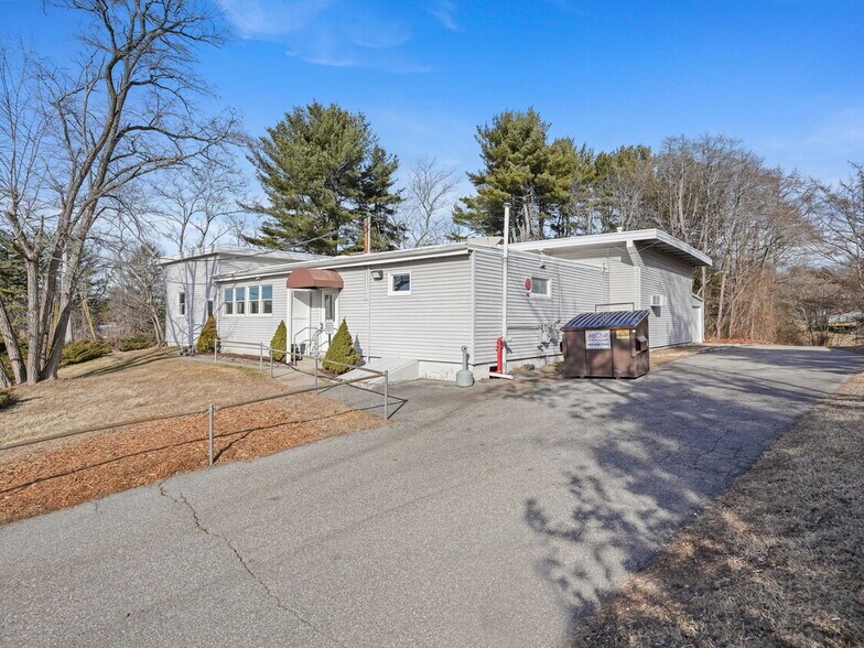 28 Woodmont Rd, Milford, CT à louer - Photo du bâtiment - Image 1 de 2