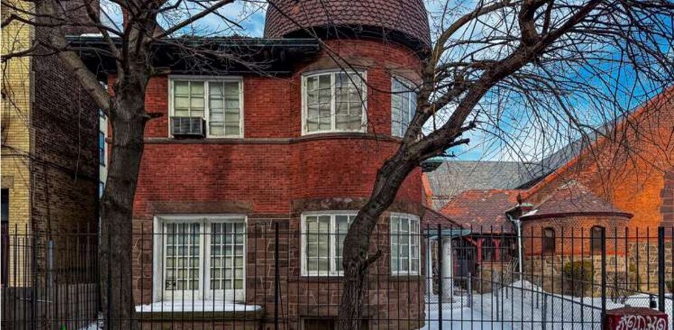 1227-1231 Pacific Street portefeuille de 3 propriétés à vendre sur LoopNet.ca - Photo du bâtiment - Image 3 de 7