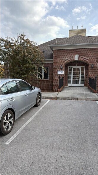 6223 Highland Place Way, Knoxville, TN à louer - Photo du bâtiment - Image 2 de 6