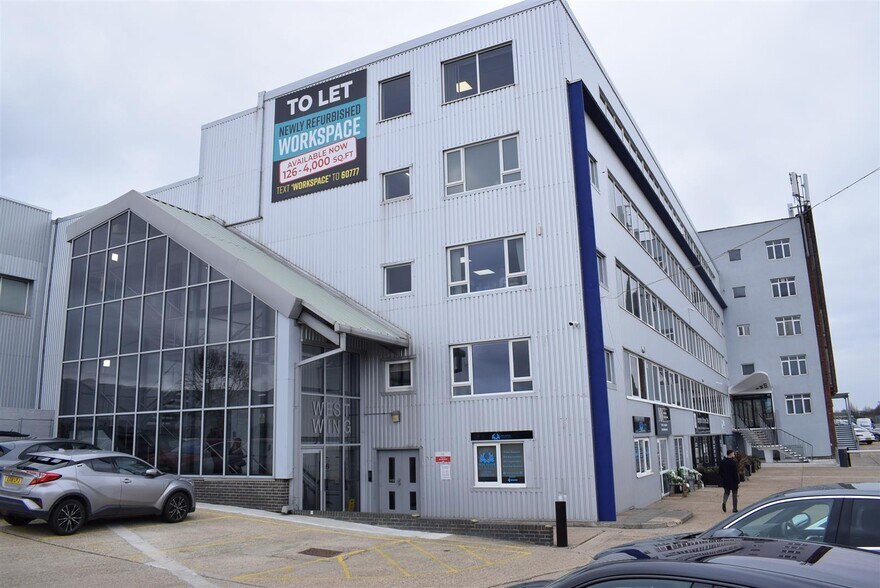 33-37 The Broadway, Loughton à louer - Photo du bâtiment - Image 2 de 31