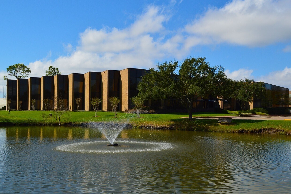 10707 Corporate Dr, Stafford, TX for lease Primary Photo- Image 1 of 9