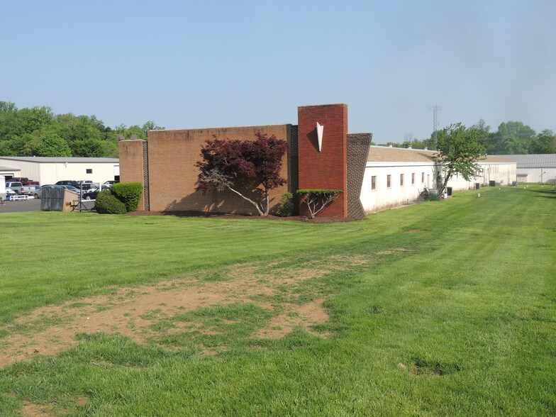 418 Caredean Dr, Horsham Township, PA à louer - Photo du bâtiment - Image 2 de 5