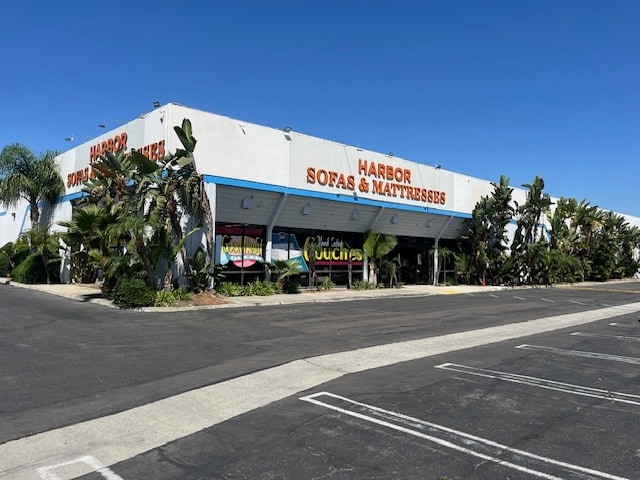 2870 S Harbor Blvd, Santa Ana, CA for lease - Building Photo - Image 3 of 13