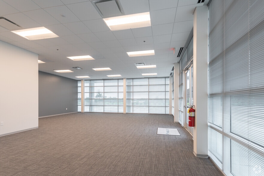 3535 N Houston School Rd, Lancaster, TX for lease - Interior Photo - Image 2 of 15