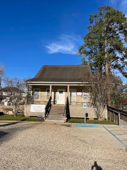 215 North St, Denham Springs, LA for lease - Building Photo - Image 2 of 27