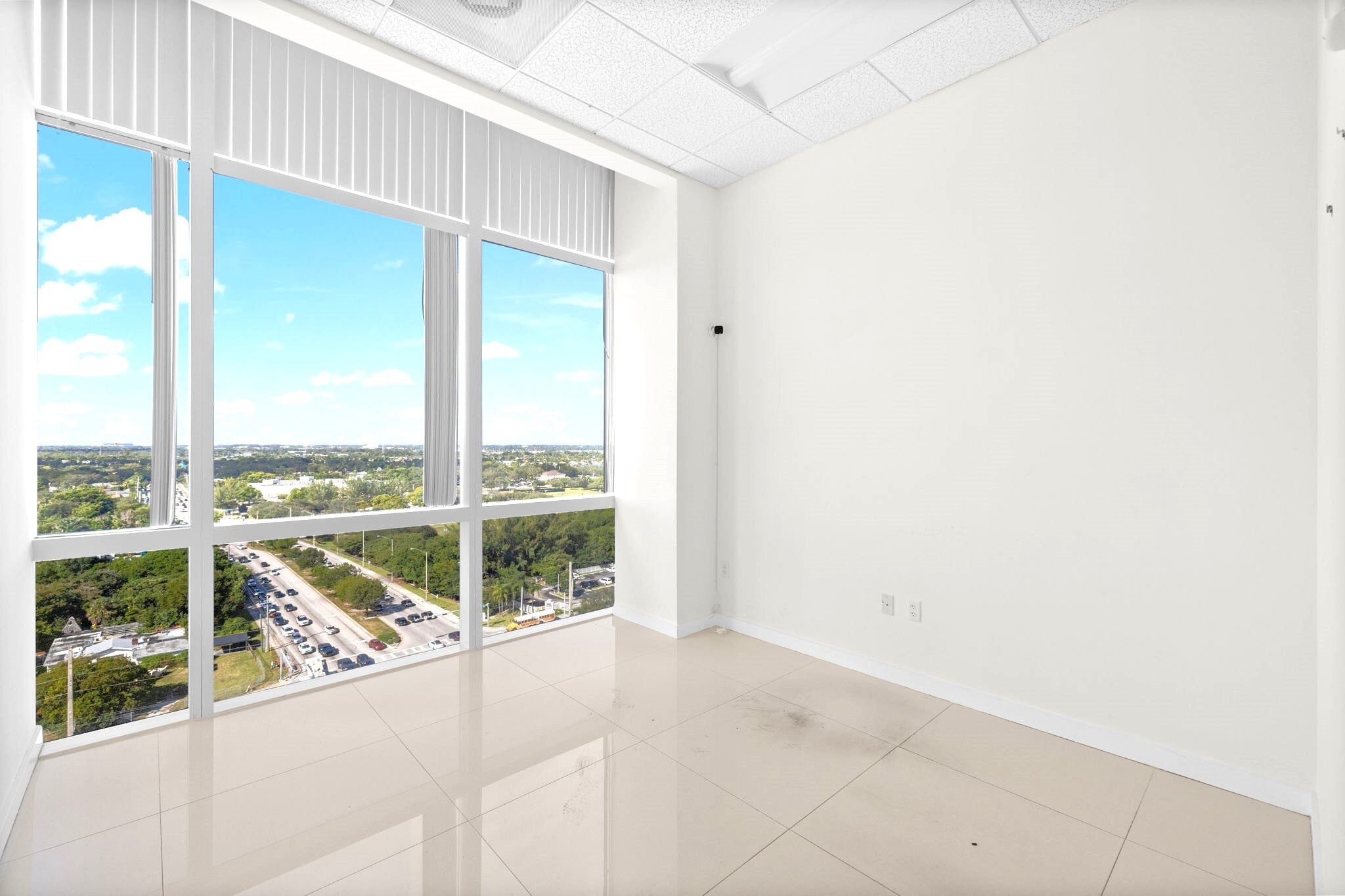 20200 W dixie Hwy, Aventura, FL for lease Interior Photo- Image 1 of 14