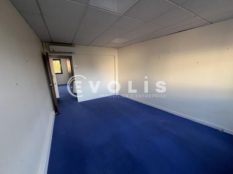 Industrial in Melun for lease - Building Photo - Image 3 of 7