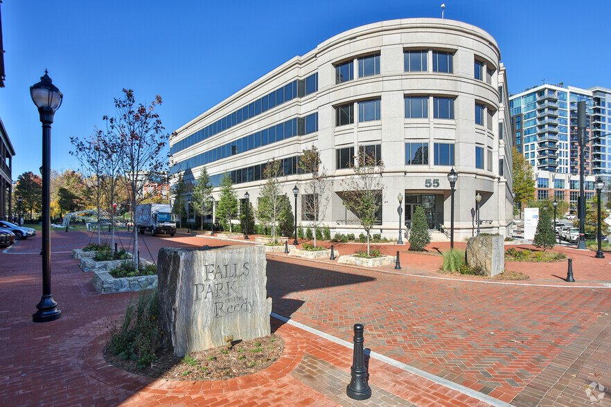 55 E Camperdown Way, Greenville, SC à louer - Photo du bâtiment - Image 1 de 8