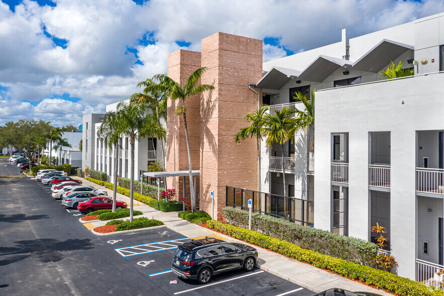 3107 Stirling Rd, Fort Lauderdale, FL for lease - Building Photo - Image 2 of 7